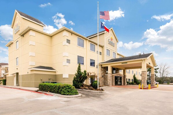 Stylish hotel with a flat roof and symmetrical facade, featuring a covered entrance and beautifully landscaped grounds.