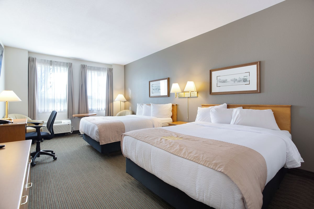 Queen Room with Two Queen Beds - Non-Smoking | 1 多间卧室、高档床上用品、客房内保险箱、隔音
