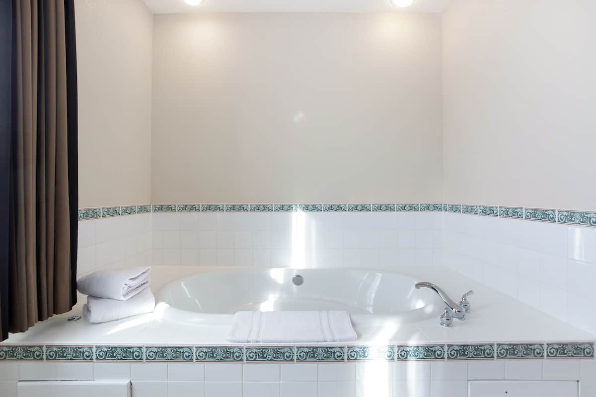 King Suite with Jacuzzi Tub - Non-Smoking | 1 多间卧室、高档床上用品、客房内保险箱、隔音