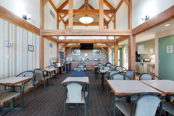 Free daily continental breakfast  - Lakeview Inns & Suites - Okotoks (Okotoks)