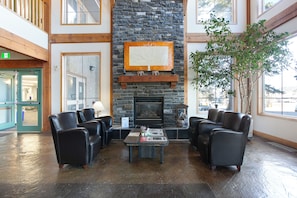 Lobby sitting area - Lakeview Inns & Suites - Okotoks (Okotoks)