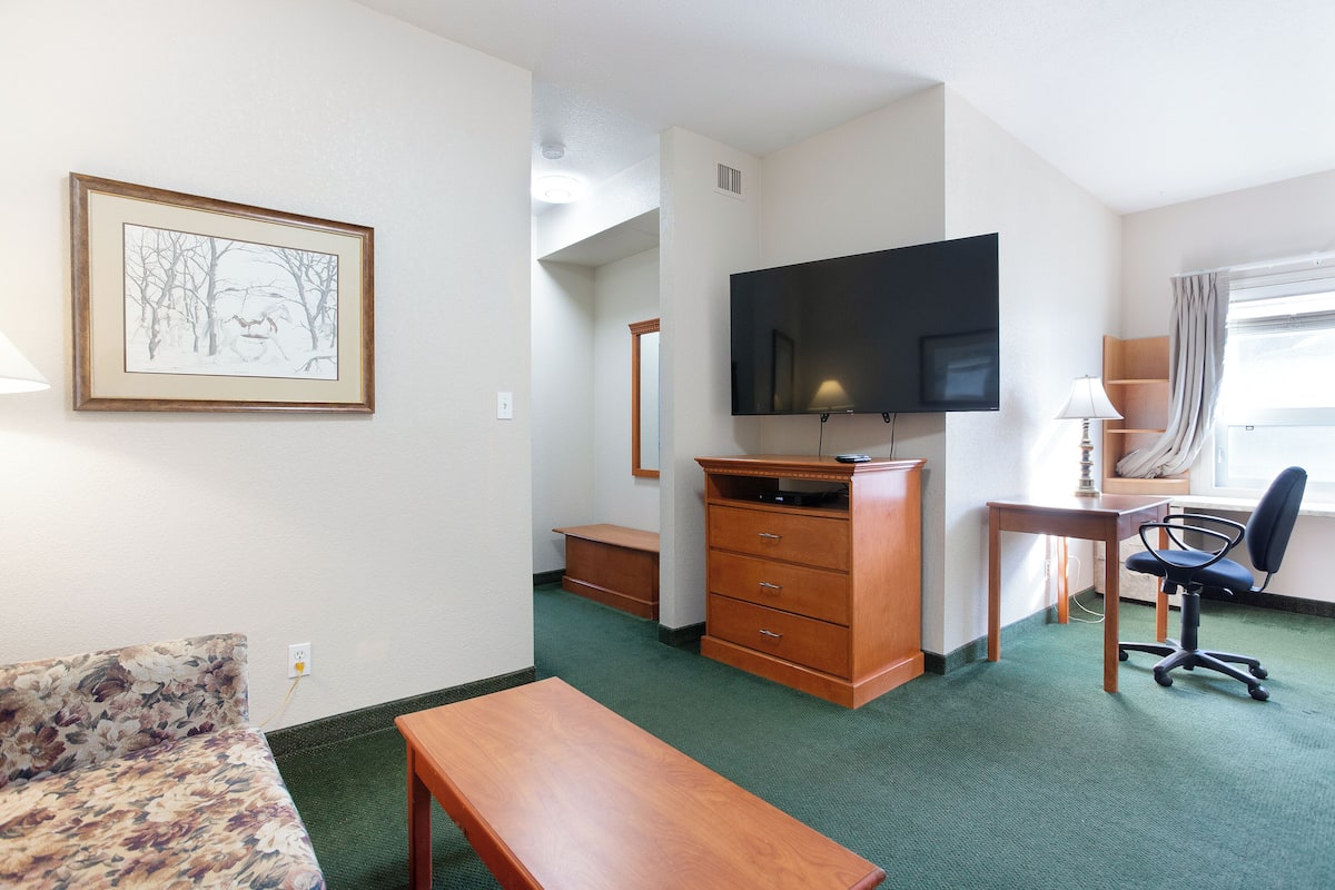 Business Suite with Living Room and Work Space | 1 多间卧室、高档床上用品、客房内保险箱、隔音
