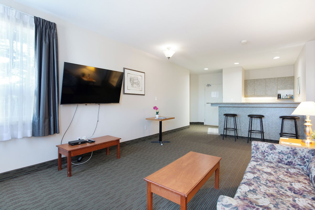 Family Deluxe Suite - 1 King Bed with Extra Large Living Room - Non-Smoking | 1 多间卧室、高档床上用品、客房内保险箱、隔音