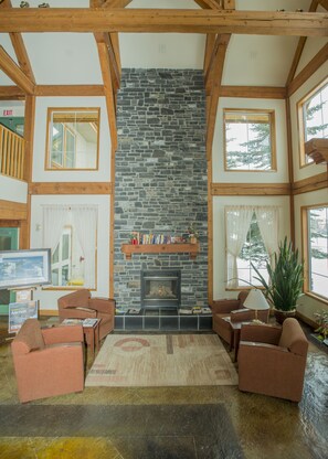 Lobby sitting area - Lakeview Inns & Suites - Okotoks (Okotoks)