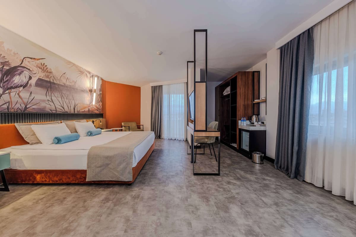 Deluxe Suite, 1 King Bed, Non Smoking, Microwave (with Single Sofabed) | Minibar, in-room safe, desk, iron/ironing board