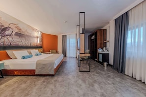Deluxe Suite, 1 King Bed, Non Smoking, Microwave (with Single Sofabed) | Minibar, in-room safe, desk, iron/ironing board - Best Western Plus Khan Hotel (Antalya)