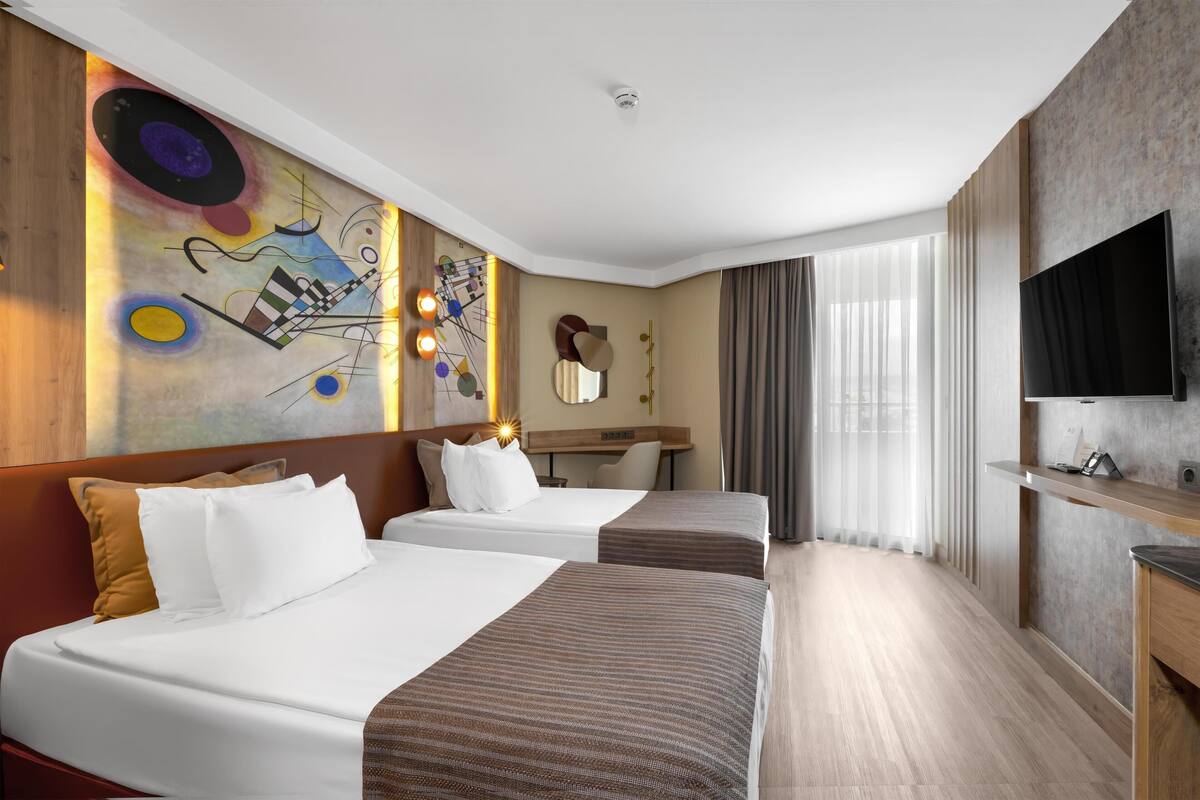 华丽客房, 1 张特大床, 无烟房 (Converts to 2 Twin Beds, View) | 迷你吧、客房内保险箱、办公桌、熨斗/熨板