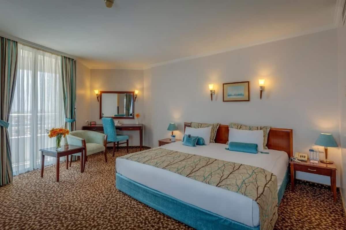 Minibar, in-room safe, desk, iron/ironing board