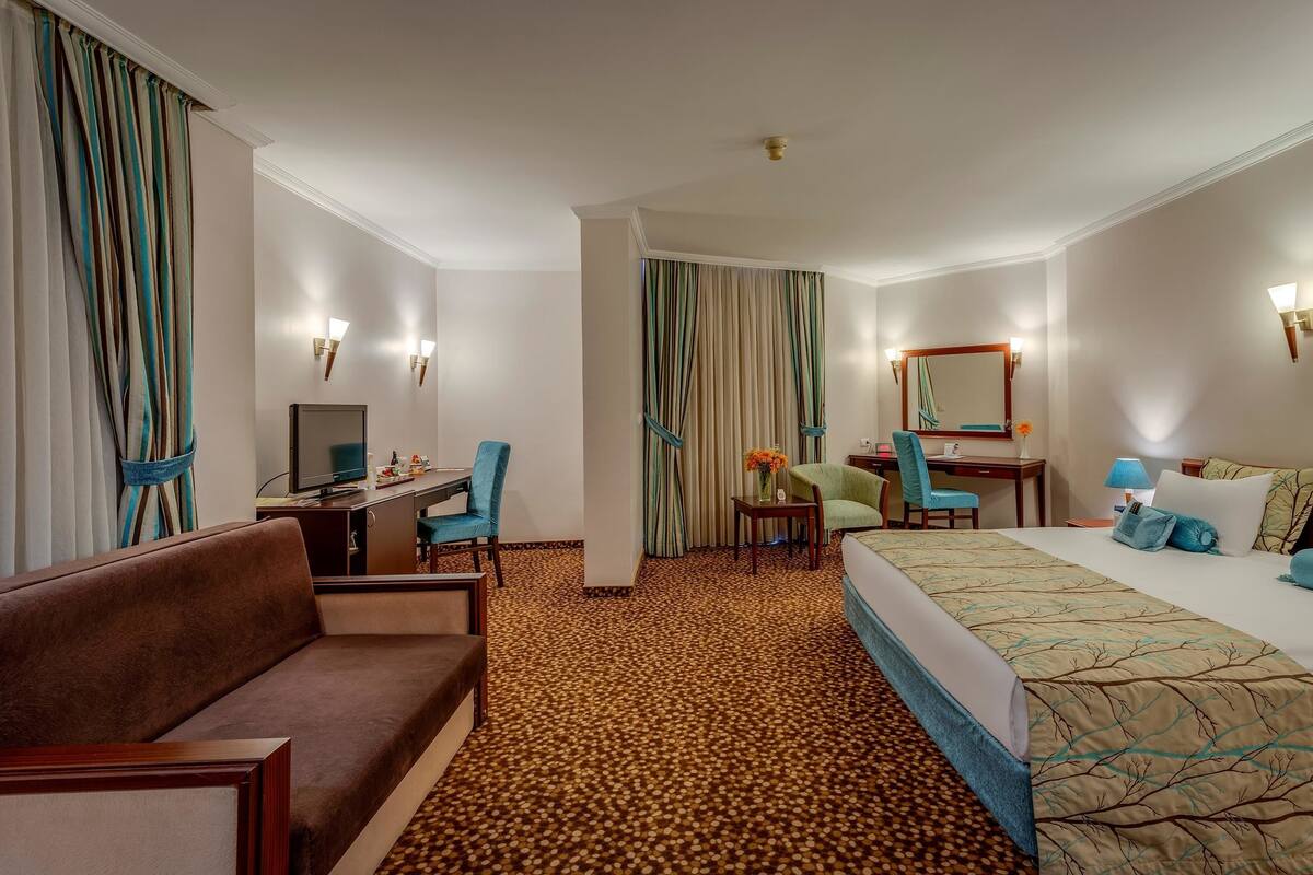 주니어 스위트, 킹사이즈침대 1개, 금연, 발코니 (View) | 1 개의 침실, 미니바, 객실 내 금고, 책상