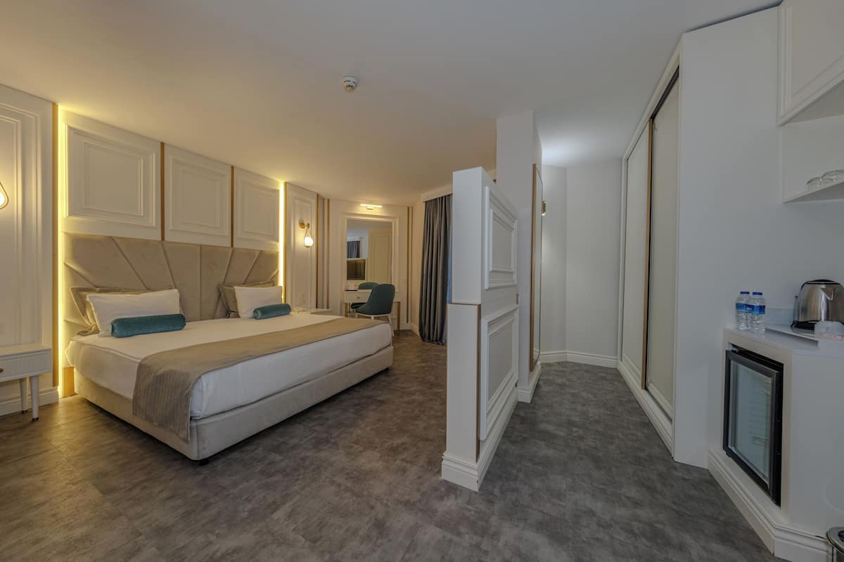 Suite, 1 King Bed, Jetted Tub, Sea View (Living Room;with Single Sofabed) | Minibar, in-room safe, desk, iron/ironing board