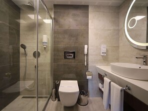 Combined shower/tub, eco-friendly toiletries, hair dryer, bathrobes - Best Western Plus Khan Hotel (Antalya)