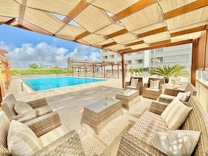 Una piscina al aire libre de temporada (de 07:00 a 22:00), sombrillas