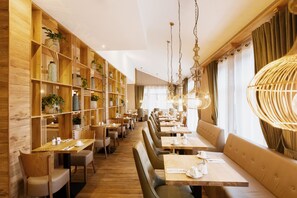 Frukost, lunch och middag serveras