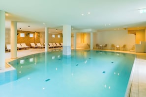 Piscina interna, piscina externa sazonal, guarda-sóis, espreguiçadeiras