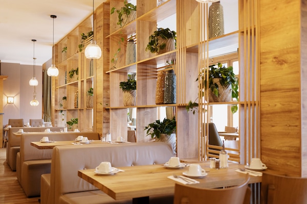 Se sirven desayunos, almuerzos y cenas; con vista al jardín