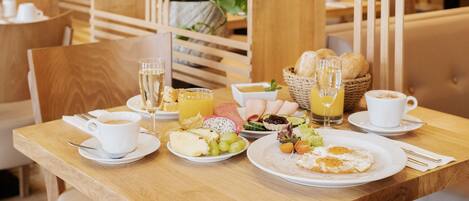 FrĂŒhstĂŒck, Mittagessen, Abendessen, Blick auf den Garten