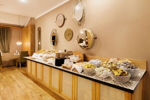 Tägliches Frühstücksbuffet gegen Gebühr