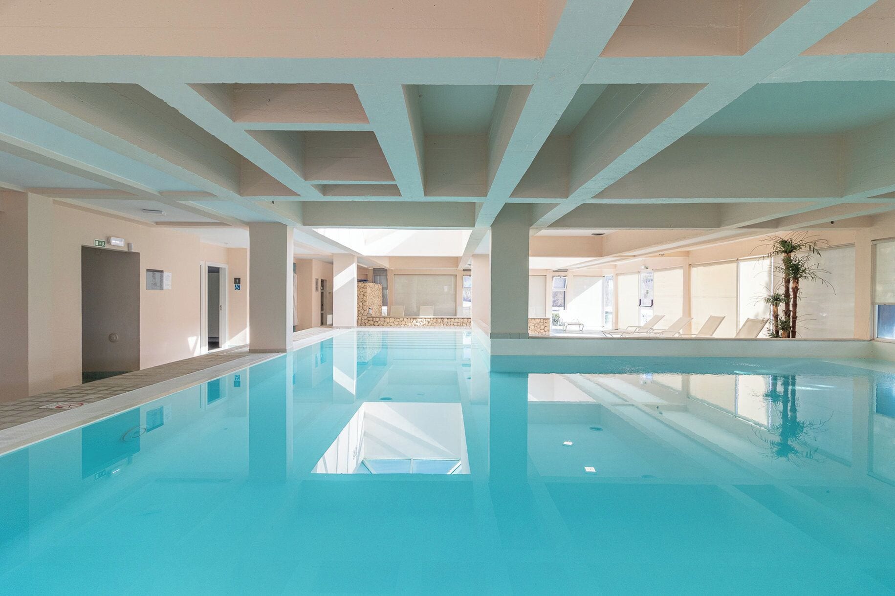 Una piscina techada, una piscina al aire libre