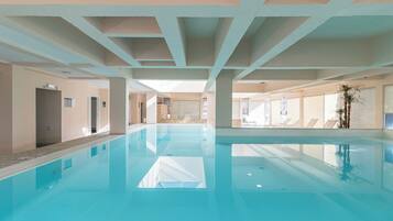Una piscina techada, una piscina al aire libre