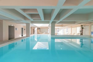 Una piscina techada, una piscina al aire libre