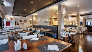 Petit déjeuner buffet (11 EUR par personne)