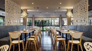 供应早餐、午餐和晚餐