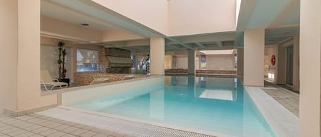 Piscine intérieure, piscine extérieure