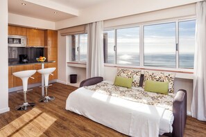 Estudio, vistas al mar | Cocina básica privada | Frigorífico, microondas, placa de cocina y cafetera o tetera