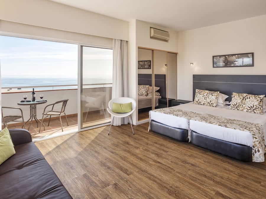 Estudio superior, vistas al mar | Caja fuerte, cortinas opacas, wifi gratis y ropa de cama