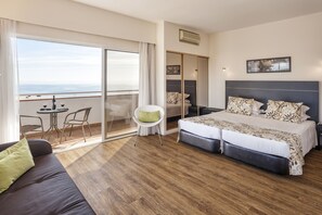 Estudio superior, vistas al mar | Caja fuerte, cortinas opacas, wifi gratis y ropa de cama