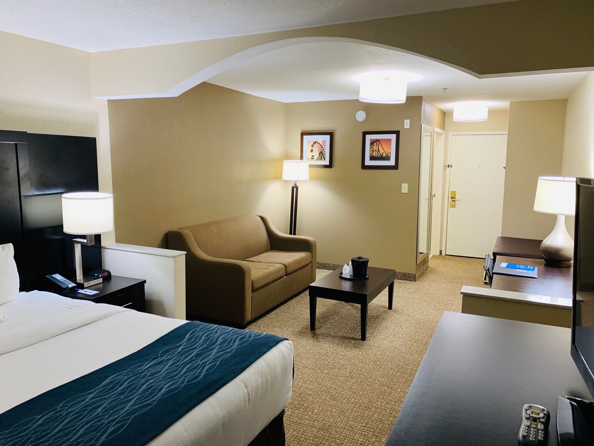 Hochwertige Bettwaren, Zimmersafe, Schreibtisch