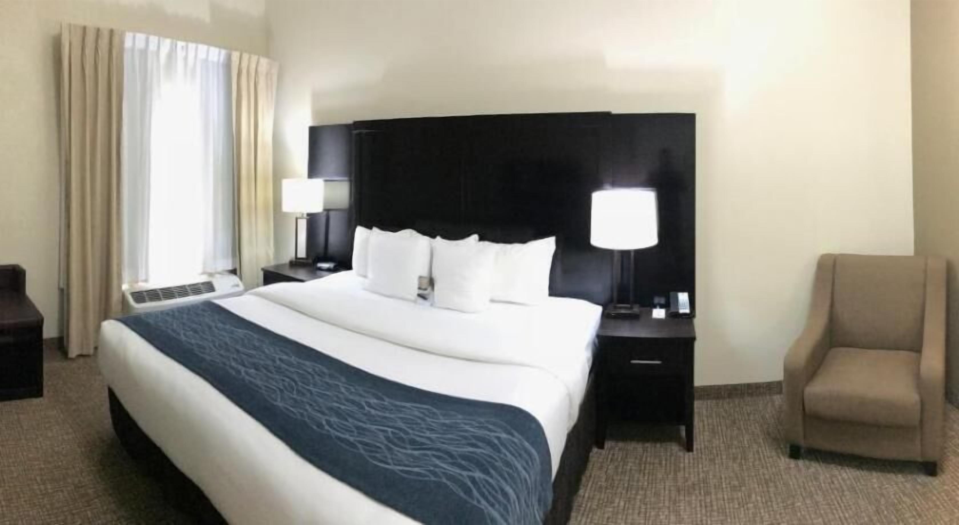 Premium bedding, in-room safe, desk, laptop workspace