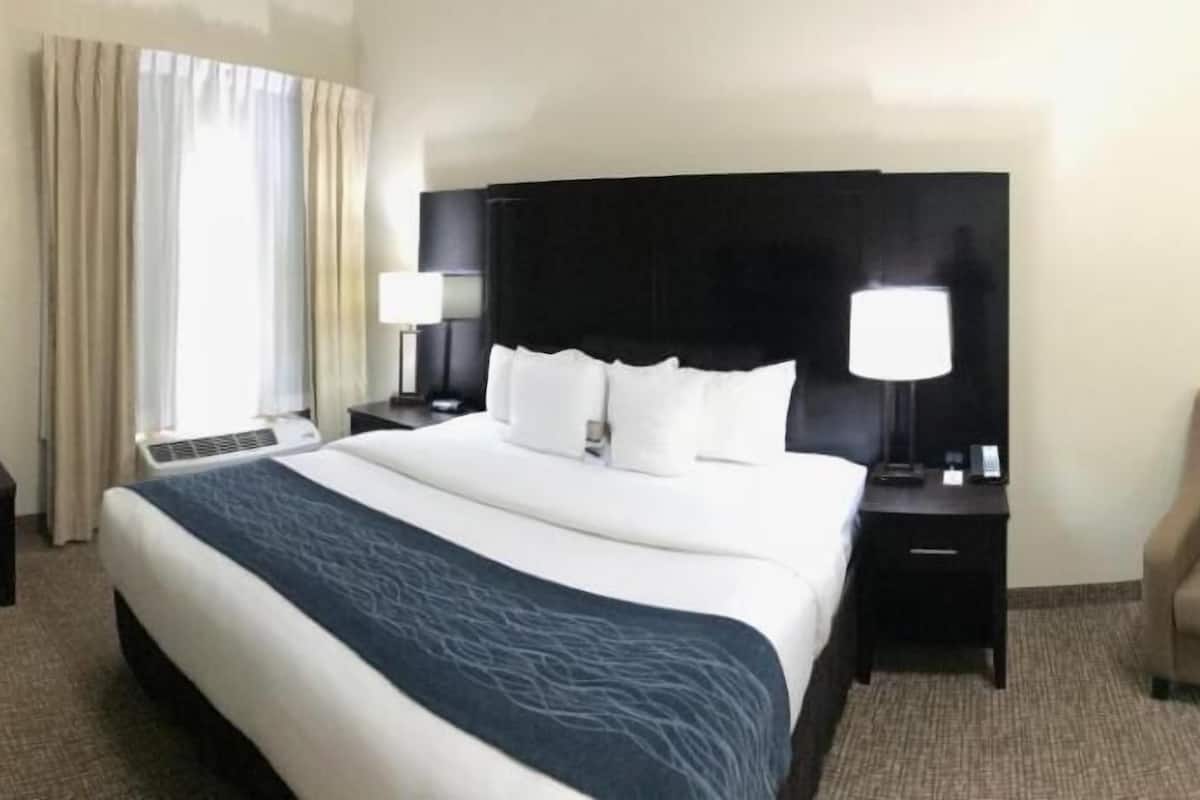 Premium bedding, in-room safe, desk, laptop workspace