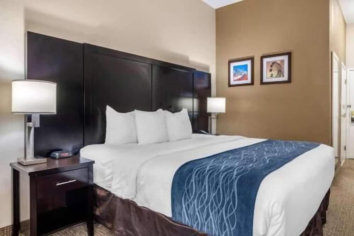 Premium bedding, in-room safe, desk, laptop workspace