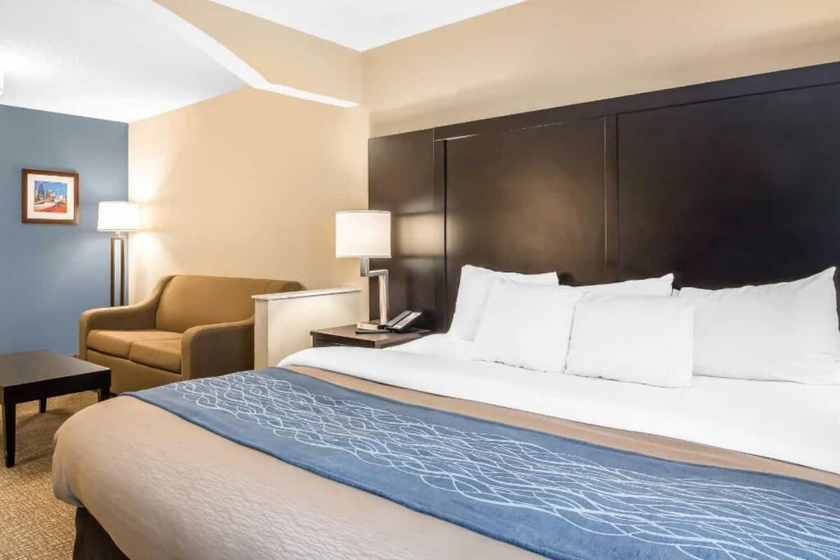 Premium bedding, in-room safe, desk, laptop workspace