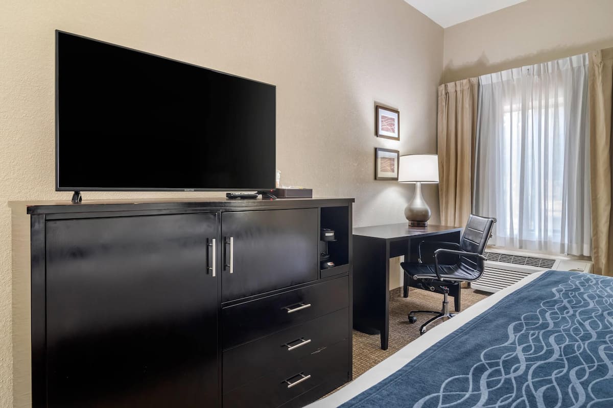 Premium bedding, in-room safe, desk, laptop workspace