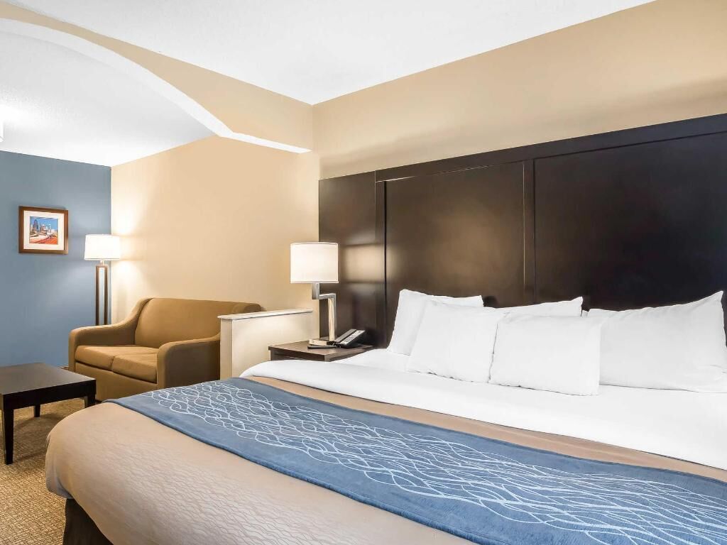 Premium bedding, in-room safe, desk, laptop workspace
