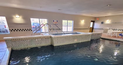 Country Inn & Suites by Radisson, Topeka West, KS