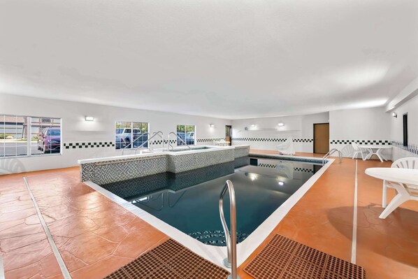 Indoor pool - Country Inn & Suites by Radisson, Topeka West, KS (Topeka)