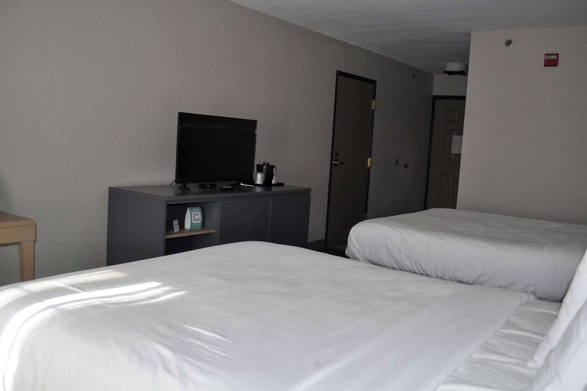 1 bedroom, premium bedding, pillow-top beds, desk