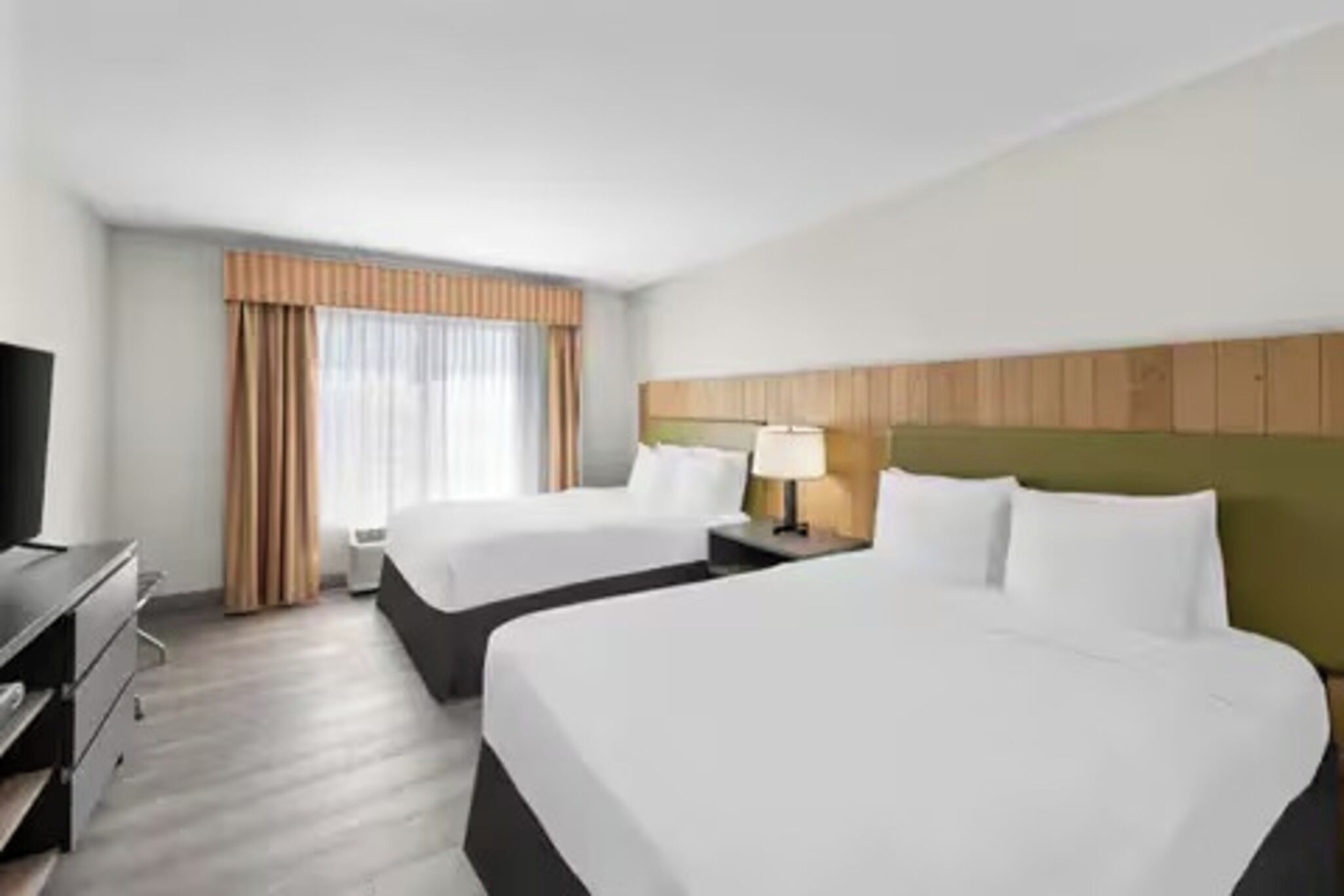 Ropa de cama de alta calidad, camas con pillow-top y escritorio 