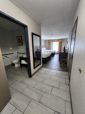 Huone, 2 keskisuurta parisänkyä, esteetön, tupakointi kielletty | Ylelliset vuodevaatteet, pillowtop-patjalliset sängyt, työpöytä