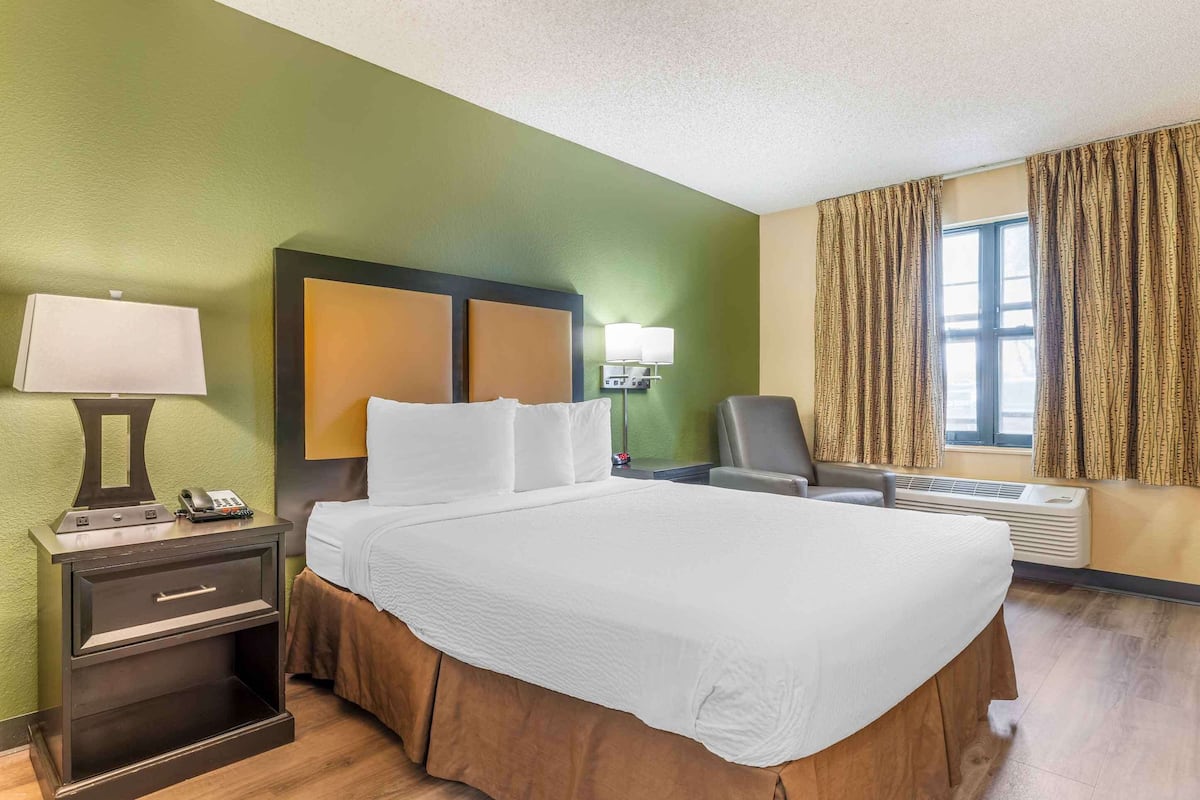 Desk, iron/ironing board, free WiFi, bed sheets