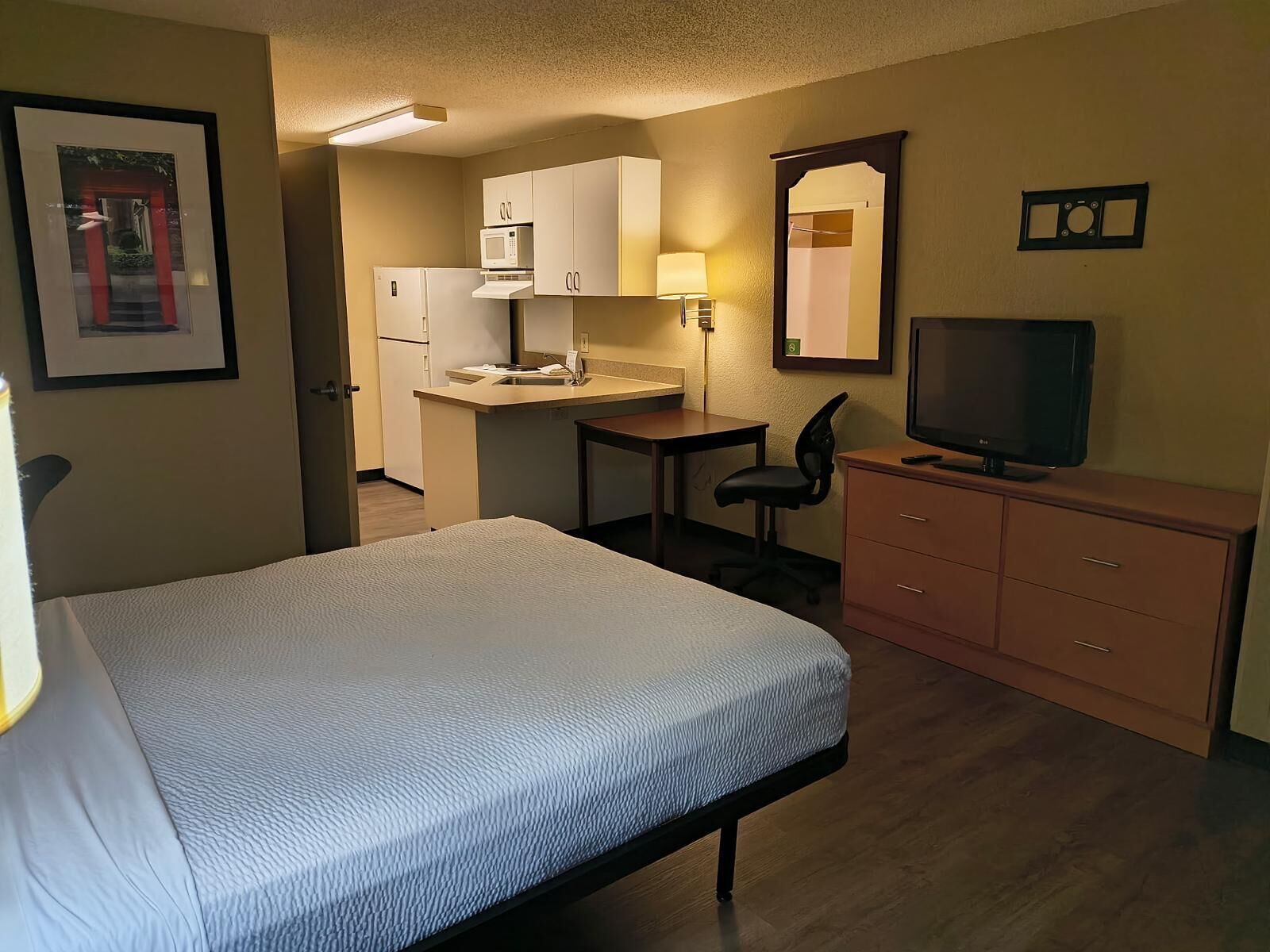 Studio, 1 Queen Bed, Accessible, Non Smoking | Desk, laptop workspace, blackout drapes, iron/ironing board