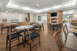 Café da manhã com buffet grátis todos os dias