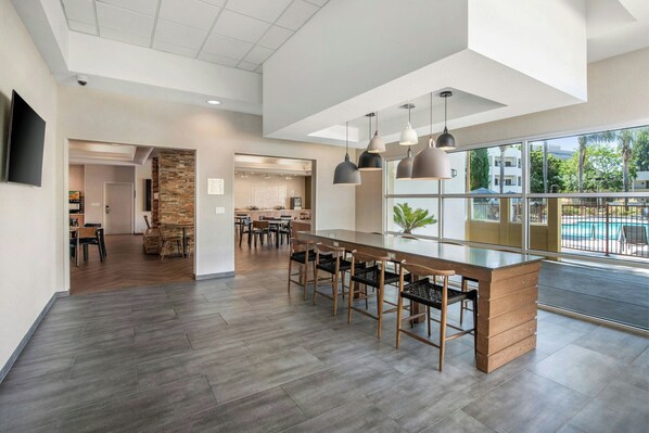 Café da manhã com buffet grátis todos os dias