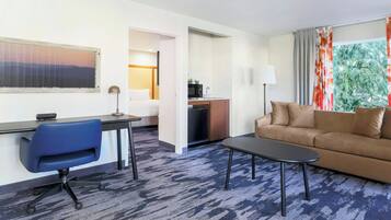 Suite, 1 Bedroom, Courtyard View | Desk, free WiFi, bed sheets