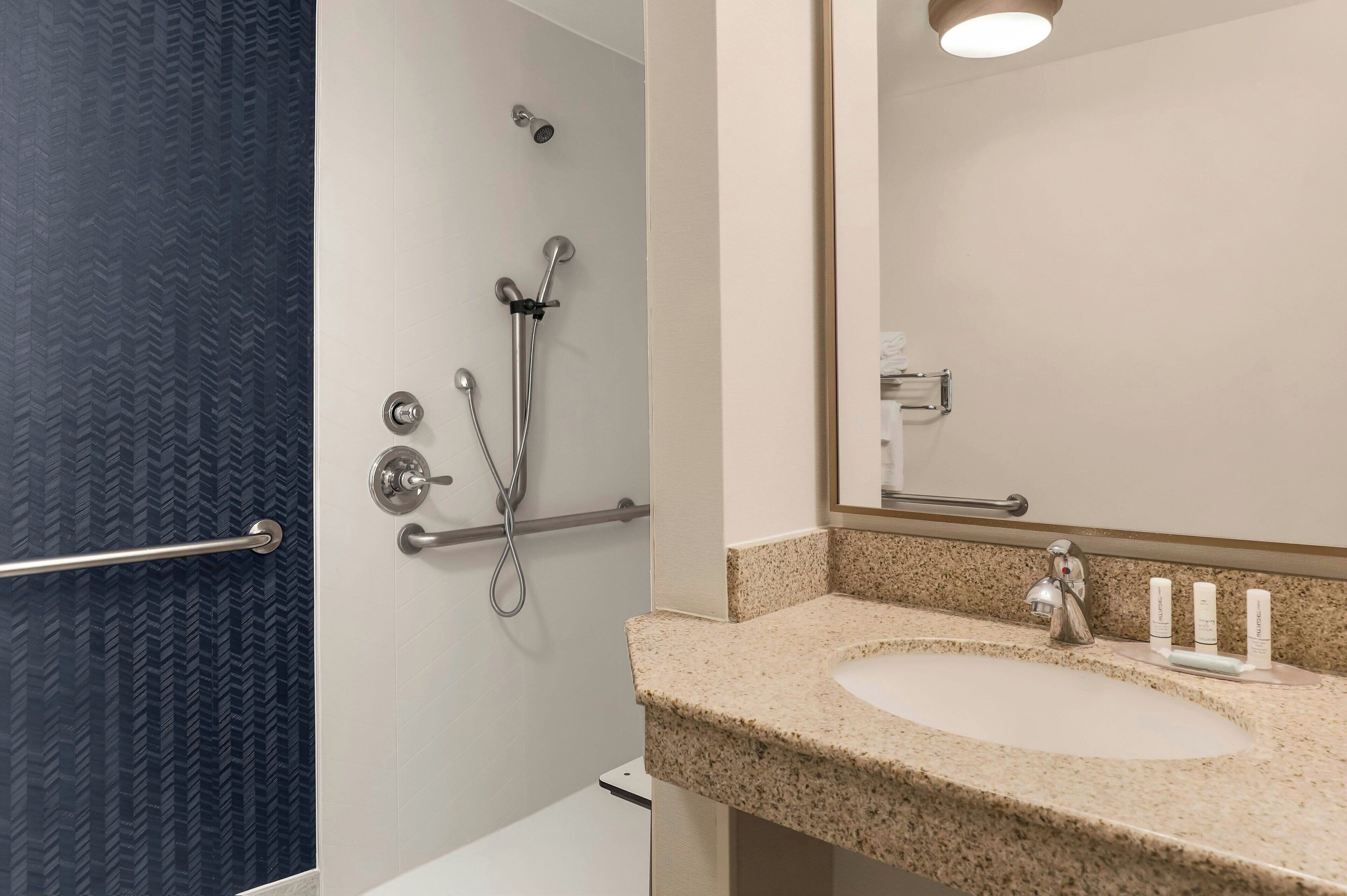 Ducha y bañera combinadas y artículos de higiene personal gratuitos