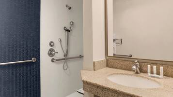 Kombinasi shower/bathtub dan perlengkapan mandi gratis