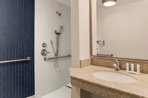 Combined shower/bathtub, free toiletries, hair dryer, towels